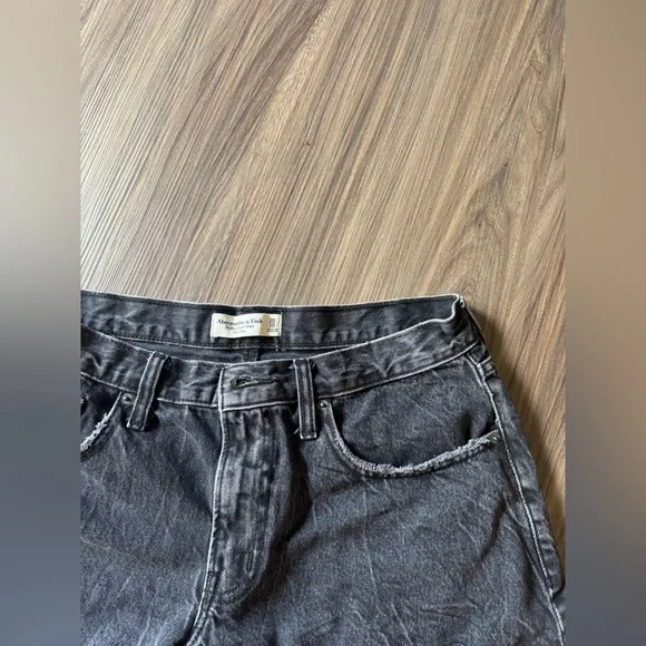 Abercrombie & Fitch • Curve Love - The Boyfriend Short - Mid Rise - 3” Inseam - Picture 3 of 6